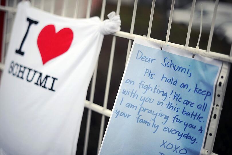 Formel-1-Mütze, T-Shirts, Zettel: Fans haben vor der Klinik in Grenoble bewegende Glückwünsche für Michael Schumacher angebracht. Die Bilder.