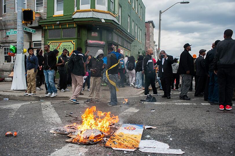 In Baltimore entlädt sich nach der Beerdigung Freddie Grays eine Welle der Gewalt. Die Bilder.