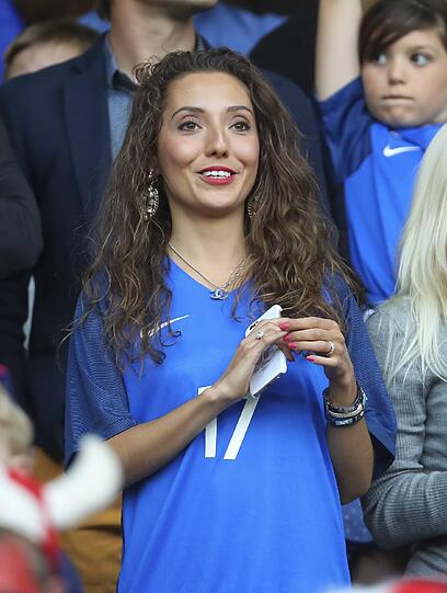 Beim Spiel der Franzosen gegen die Schweiz bekamen die Fotografen so einige Spielerfrauen vor die Linse: Hier Tiziri, Die Frau von Tricolore-Verteidiger Lucas Digne.