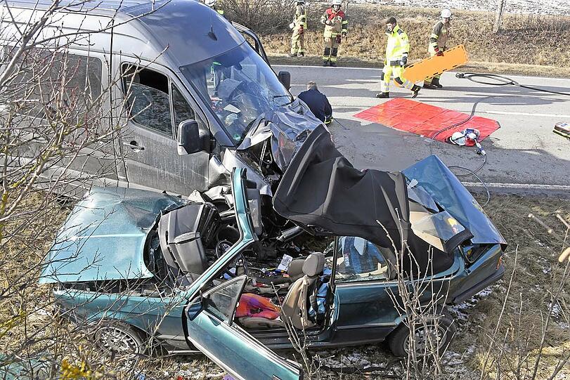 Schreckliche Bilder: Bei dem Horror-Unfall in Aschheim kammen zwei Menschen ums Leben.