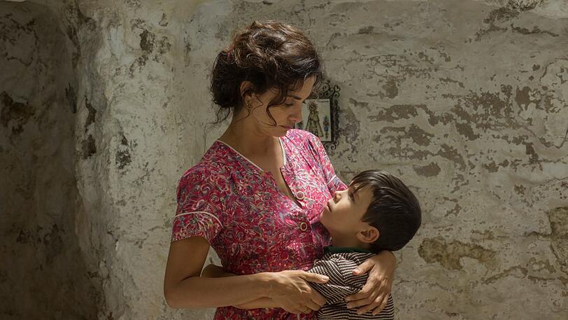Erinnerung an die Mutter als junge, schöne, herzliche Frau (Penélope Cruz) mit ihrem Sohn (Asier Flores), für den sie alles tut.