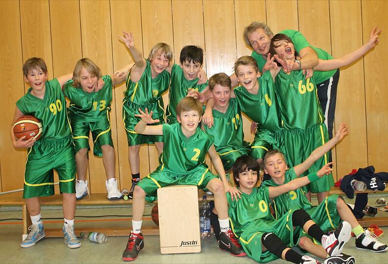Die U12 des TSV Haar nach dem vorentscheidenden Sieg in Landshut.