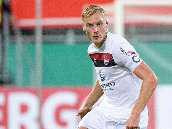 Hanno Behrens vom 1. FC Nürnberg spielt den Ball. Foto: Matthias Balk/Archiv