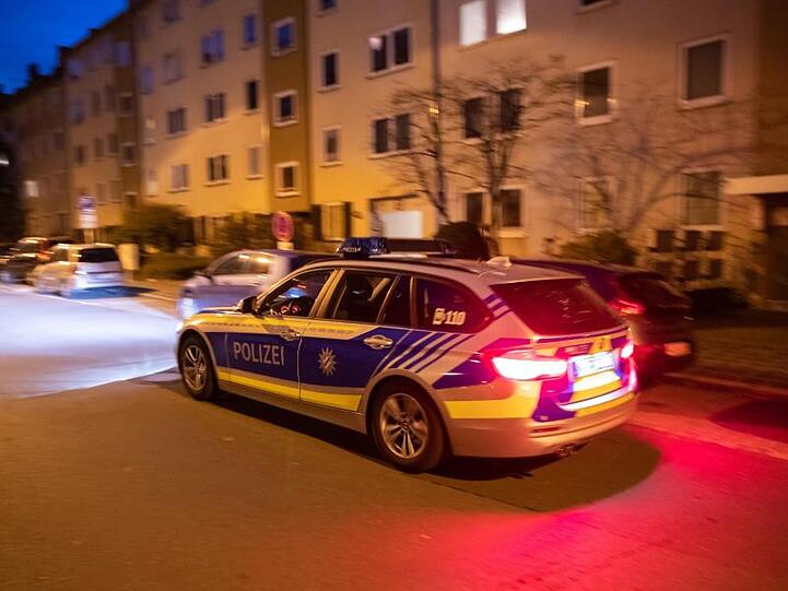 Ein Polizeiauto fährt in den frühen Morgenstunden durch den Nürnberger Stadtteil St. Johannis.