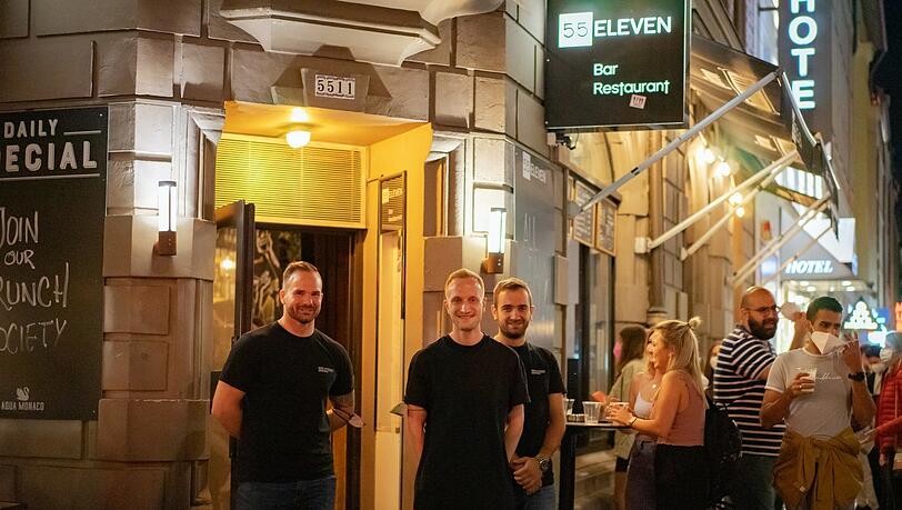Dominique Wiucha, Dominic Otis und Ömer Erdem vor dem "55 Eleven".