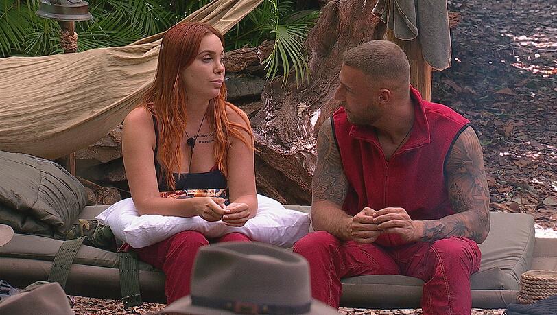 Tara Tabitha flirtet mit Filip Pavlovic, doch der scheint nicht auf die Annährung eingehen zu wollen. Tara Tabitha flirtet mit Filip Pavlovic, doch der scheint nicht auf die Annährung eingehen zu wollen.