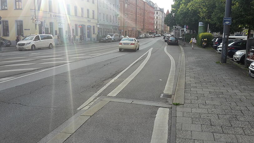 Auch in der Ohlmüllerstraße haben Radfahrer gegenüber Autofahrern das Nachsehen. Wenn auch noch eine Tram kommt, heißt's stehenbleiben!