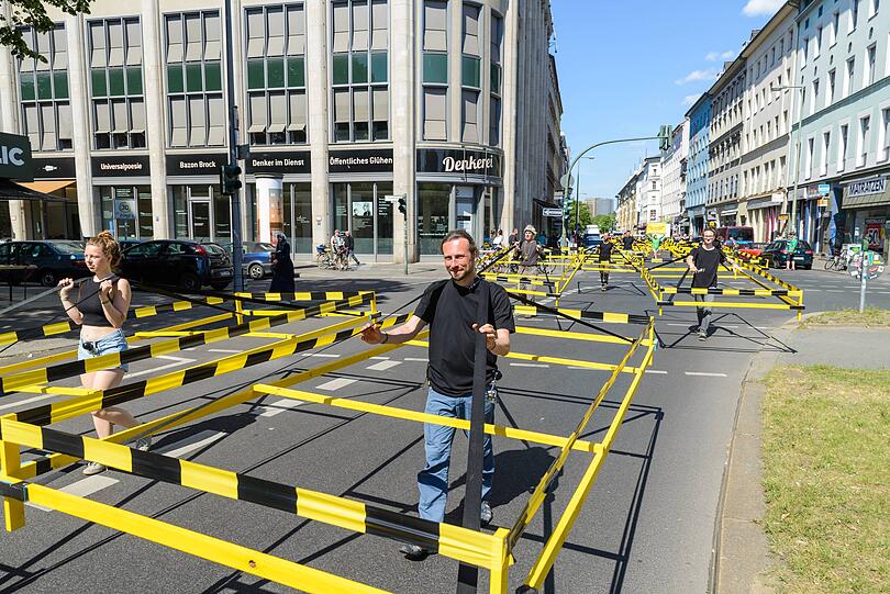 Mit solchen "Gehzeugen" wie sie Greenpeace zum Beispiel schon bei Protesten in Berlin benutzt hat, wollen die "Geschwister for Future" am Donnerstag in München gegen die IAA demonstrieren.