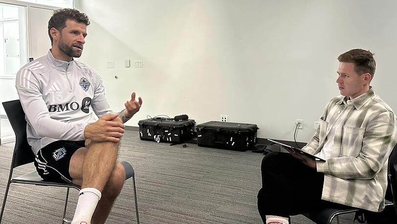 Thomas Müller im Gespräch mit AZ-Reporter Kilian Kreitmair am Trainingsgelände der Vancouver Whitecaps. Thomas Müller im Gespräch mit AZ-Reporter Kilian Kreitmair am Trainingsgelände der Vancouver Whitecaps.