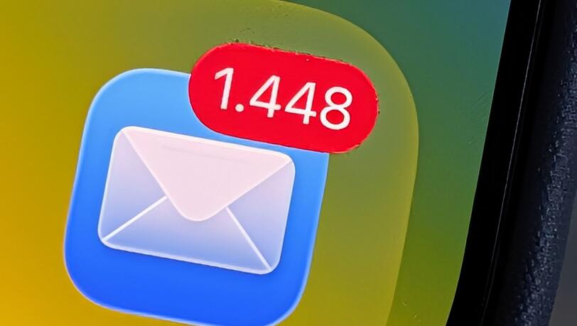 Nach einer Bitkom-Studie landen im Durchschnitt t&auml;glich 53 Mails in gesch&auml;ftlichen Mail-Postf&auml;chern.