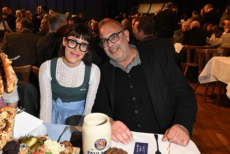 Kabarett-Kollegen: Hannes Ringlstetter und Eva Karl Faltermeier haben&rsquo;s beim traditionellen Salvator-Starkbieranstich im Paulaner am Nockherberg nicht so mit dem Fasten.