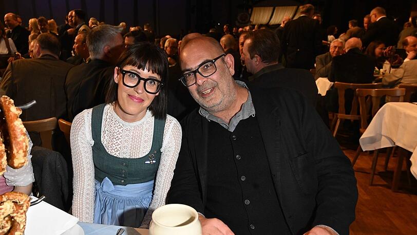 Kabarett-Kollegen: Hannes Ringlstetter und Eva Karl Faltermeier haben&rsquo;s beim traditionellen Salvator-Starkbieranstich im Paulaner am Nockherberg nicht so mit dem Fasten.