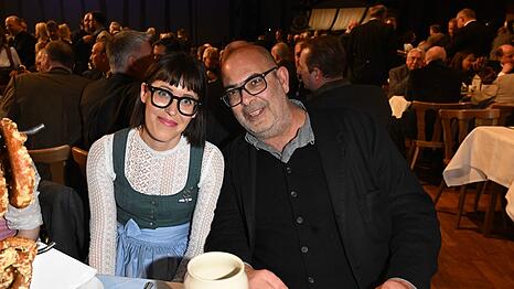 Kabarett-Kollegen: Hannes Ringlstetter und Eva Karl Faltermeier haben&rsquo;s beim traditionellen Salvator-Starkbieranstich im Paulaner am Nockherberg nicht so mit dem Fasten.