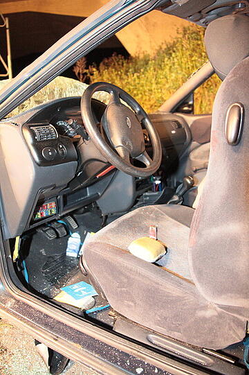 Einen Mann zieht es mit seinem Wagen bei Burghausen aus einem Kreisverkehr in den Schotter. Der Fahrer war zu rasant in die Kurve eingefahren. Die Bilder.