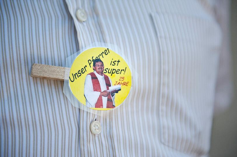 Mit solchen Buttons protestieren die Gläubigen gegen die Entscheidung des Bischofs.
