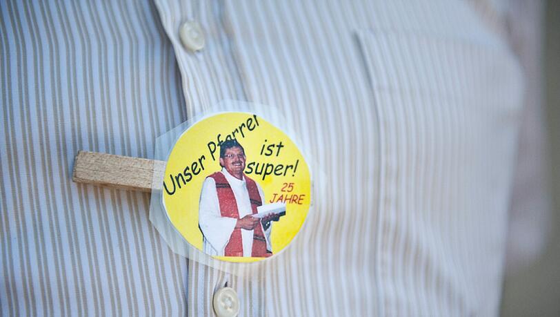 Mit solchen Buttons protestieren die Gläubigen gegen die Entscheidung des Bischofs. Mit solchen Buttons protestieren die Gläubigen gegen die Entscheidung des Bischofs.