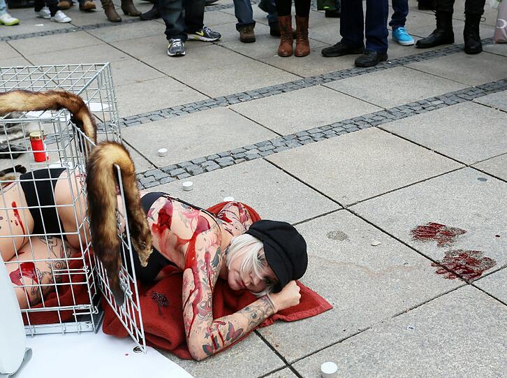 Anti-Pelz-Aktion am Stachus: Tattoomodel Sandy P. Peng setzt sich für den Tierschutz ein.