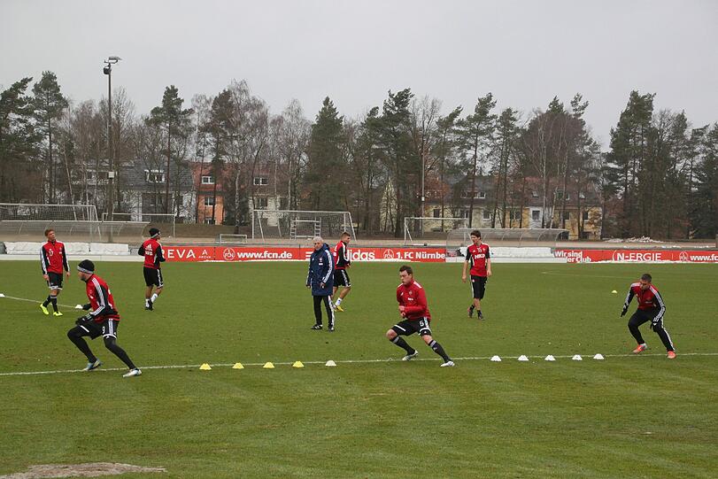 Konditionsübungen für Neuzugang Kanazaki und die Feldspieler.
