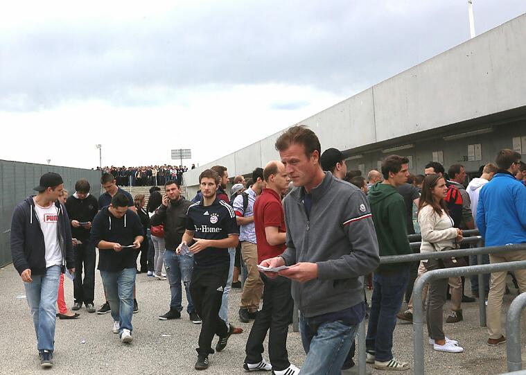 Champions League Finale 2013: Die Fans stürmen den Vorverkauf zum Public Viewing. Die Bilder vom Vorverkaufstart für die Allianz Arena