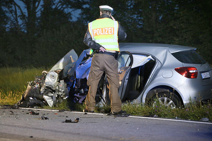 Schlimmer Unfall auf der B15: Zwischen Wasserburg und Haag ist ein Auto gegen einen Lastwagen gekracht. Der Fahrer des Wagens starb auf der Straße.