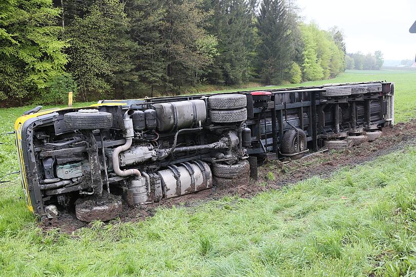 Ein 42-jähriger Ungar war auf der B12 von München Richtung Mühldorf unterwegs, als von der Fahrbahn abkam.