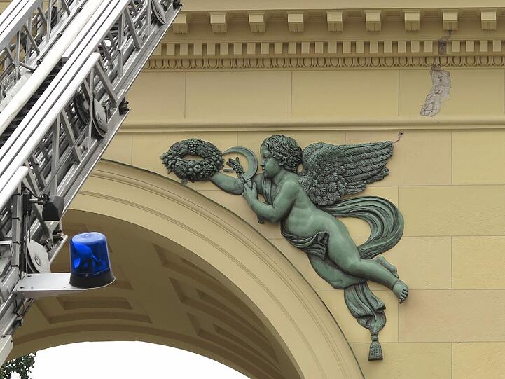 Blitzeinschlag beim Tor zum Hofgarten: Die Bilder vom Feuerwehreinsatz.