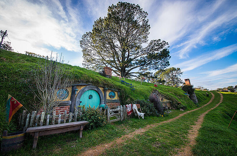 Platz acht: Neuseeland. In dem 2009 dauerhaft nachgebauten Fantasydorf Hobbiton in Matamatain können Tolkien-Fans Blicke hinter die Kulissen werfen.