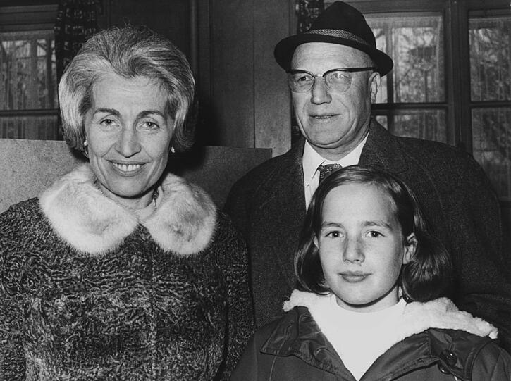 Im Herbst 1970 in Harlaching: Hildegard Hamm-Brücher mit ihrem Mann Erwin Hamm und ihrer Tochter Verena.