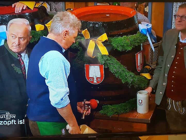 Zwei Schläge beim dritten Mal: In seinem dritten Jahr als Oberbürgermeister braucht Dieter Reiter zwei Schläge und das erste Fassl Bier im Schottenhamel ist angezapt.