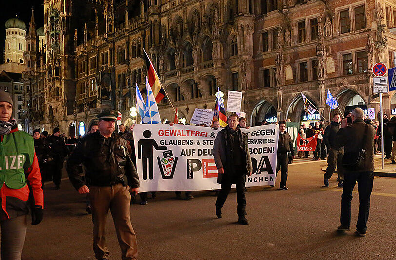 Nach der Kundgebung am Odeonsplatz folgte der übliche "Spaziergang" durch die Münchner Innenstadt mit großem Polizeiaufgebot.