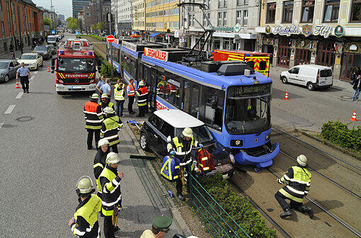 Der Zusammenstoß einer Tram mit einem Mini sorgte dafür, dass die Linien 16 und 17 zwei Stunden lang ausfielen.