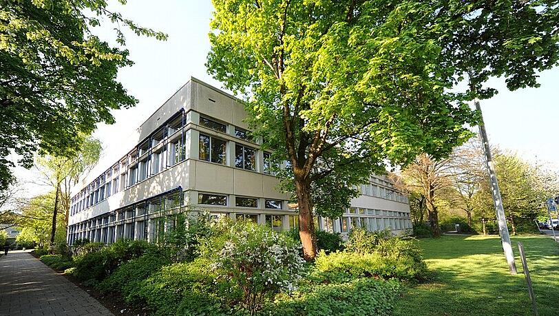 Die Schule an der Wiesentfelserstraße ist total überfüllt. Die Schule an der Wiesentfelserstraße ist total überfüllt.