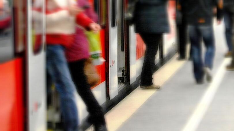 Die Bundespolizei nahm am Hauptbahnhof einen Mann aus Sachsen-Anhalt fest, der eine Frau angegangen und geschlagen haben soll.