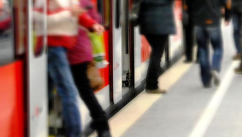 Die Bundespolizei nahm am Hauptbahnhof einen Mann aus Sachsen-Anhalt fest, der eine Frau angegangen und geschlagen haben soll. Die Bundespolizei nahm am Hauptbahnhof einen Mann aus Sachsen-Anhalt fest, der eine Frau angegangen und geschlagen haben soll.