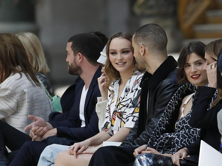 Lily-Rose Depp (M), Model und Lagerfeld-Muse, bei der Show.