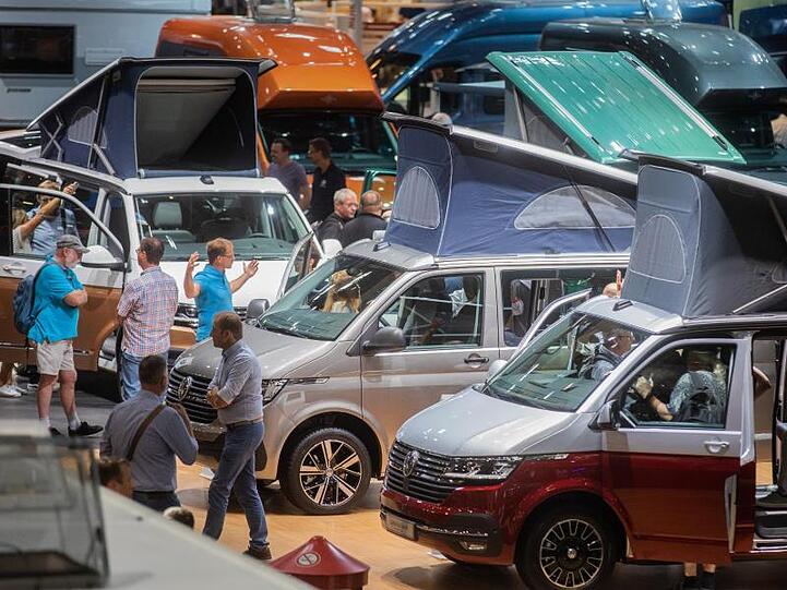 Besucher schauen sich den neuen Volkswagen California 6.1 auf dem Caravan Salon in Düsseldorf an. Die Messe für Reisemobile und Wohnwagen findet vom 30. August bis zum 08. September 2019 statt.