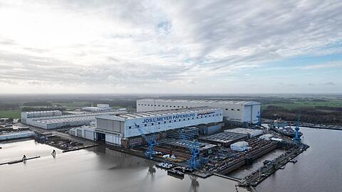 Die Wolken &uuml;ber der Meyer Werft in Papenburg werden weniger &ndash; neue Auftr&auml;ge f&uuml;r Kreuzfahrtschiffe garantieren die Auslastung f&uuml;r die kommenden zehn Jahre.