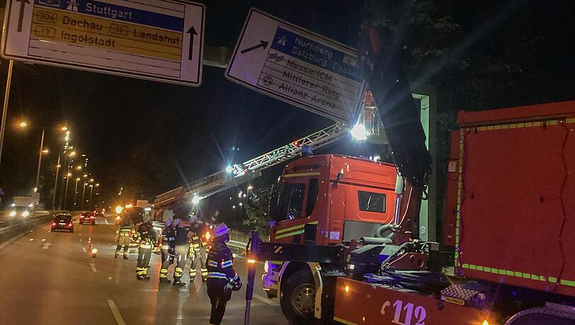Das rund 800 Kilogramm schwere Verkehrsschild drohte auf die Fahrbahn zu fallen. Das rund 800 Kilogramm schwere Verkehrsschild drohte auf die Fahrbahn zu fallen.