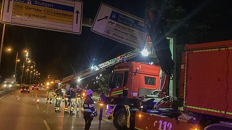Das rund 800 Kilogramm schwere Verkehrsschild drohte auf die Fahrbahn zu fallen.
