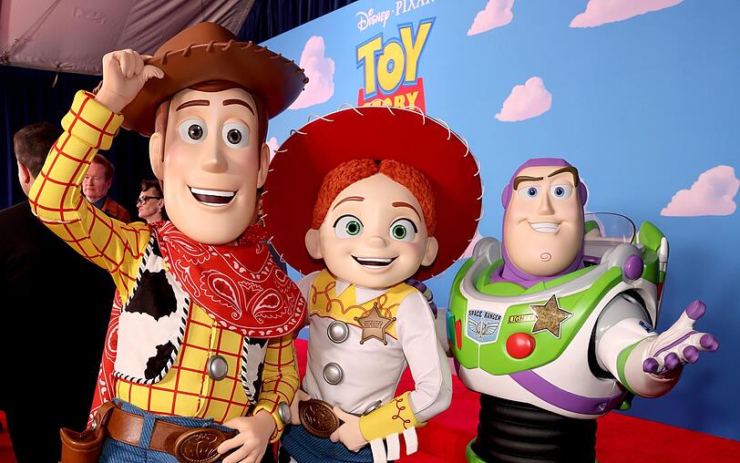 Kult-Spielzeugt mit Red-Carpet-Abo: Woody, Jessie und Buzz Lightyear bei der "Toy Story 5"-Premiere in Los Angeles. Kult-Spielzeugt mit Red-Carpet-Abo: Woody, Jessie und Buzz Lightyear bei der "Toy Story 5"-Premiere in Los Angeles.