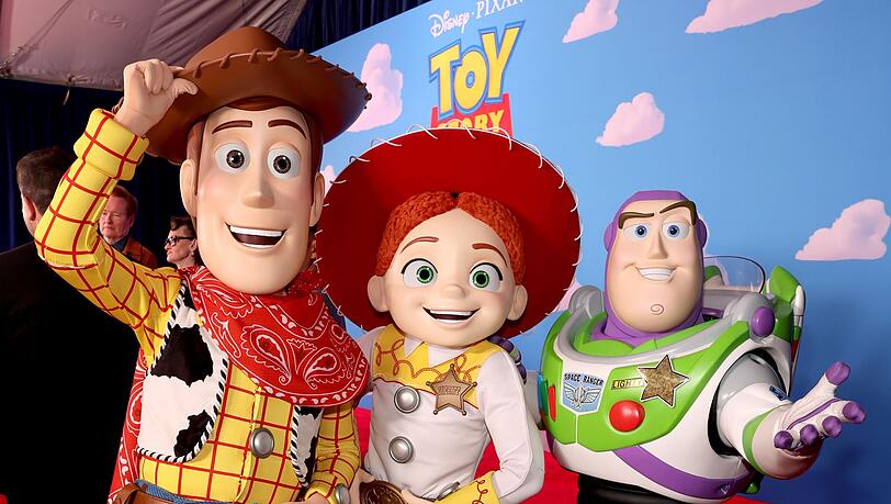 Kult-Spielzeugt mit Red-Carpet-Abo: Woody, Jessie und Buzz Lightyear bei der "Toy Story 5"-Premiere in Los Angeles. Kult-Spielzeugt mit Red-Carpet-Abo: Woody, Jessie und Buzz Lightyear bei der "Toy Story 5"-Premiere in Los Angeles.