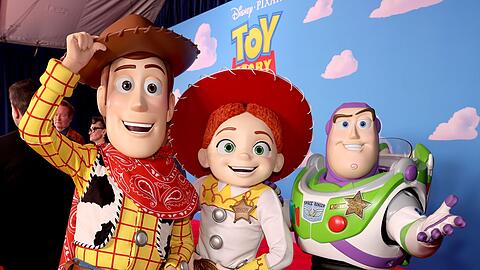 Kult-Spielzeugt mit Red-Carpet-Abo: Woody, Jessie und Buzz Lightyear bei der "Toy Story 5"-Premiere in Los Angeles.