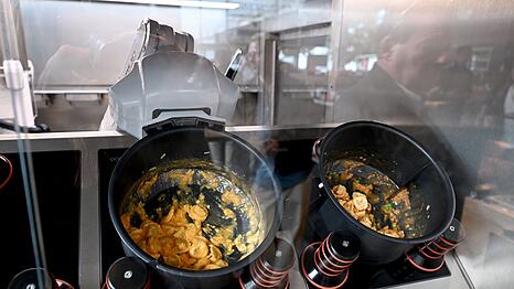 Rund f&uuml;nf Minuten braucht der Kochroboter, um ein Gericht zu kochen.