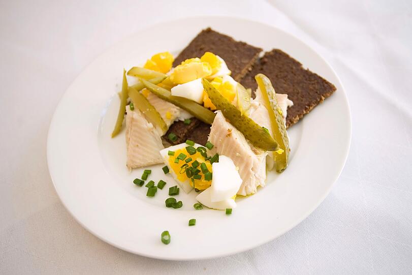Forellen-Häckerle auf Pumpernickel
