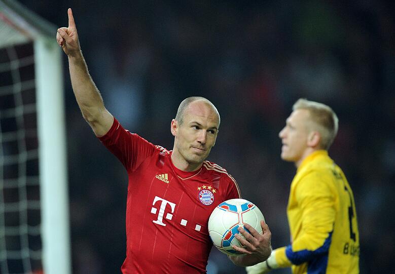 67. Minute: Wieder ein Foul von Morales an Ribery. Der dritte Elfmeter in diesem Spiel. Und wieder tritt Arjen Robben an und verwandelt. Sein drittes Tor an diesem Abend. 6:0.