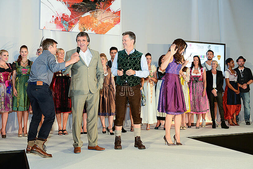 Die Moderatoren mit Paulaner-Wirt Peter Pongratz und Schauspieler Timothy Peach