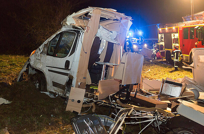 Bilder vom Unfallort in Altdorf: Auf der A3 kollidierte ein Wagen mit einem Wohnmobil, welches vollkommen zerfetzt wurde.