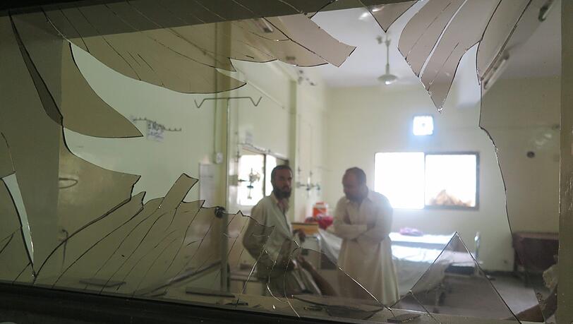 Blick auf eine zerstörte Fensterfront: Der Anschlag traf eine vor der Klinik versammelte Gruppe von Anwälten und Polizisten. Foto: Fayyaz Ahmed Blick auf eine zerstörte Fensterfront: Der Anschlag traf eine vor der Klinik versammelte Gruppe von Anwälten und Polizisten. Foto: Fayyaz Ahmed