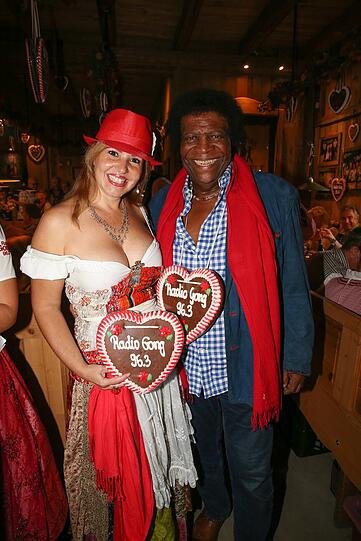 Haben gute Laune: Roberto Blanco mit Ehefrau Luzandra Straßburg.