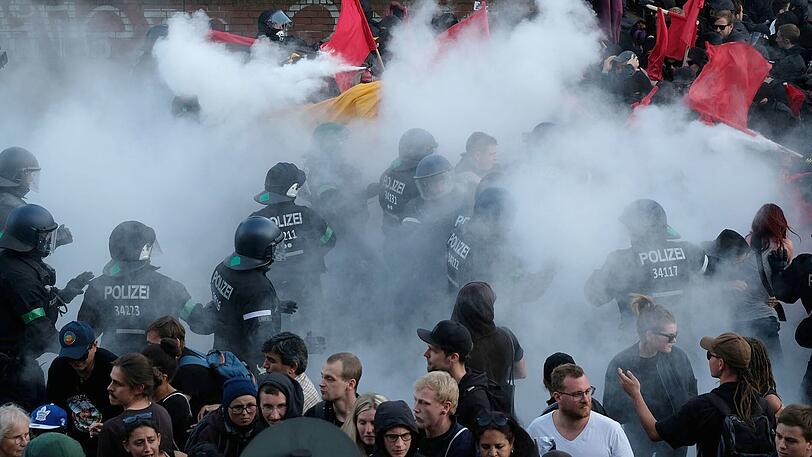 6.Juli 2017, Hamburg: Polizisten sind bei der Demonstration "G20 Welcome to hell" im Einsatz. Bei den Protesten gegen das Treffen der G20 knapp drei Jahren war es zu schweren Auseinandersetzungen gekommen.